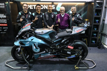 M185871 Lewis visits PETRONAS YSRT at the 2019 Qatar MotoGP™
