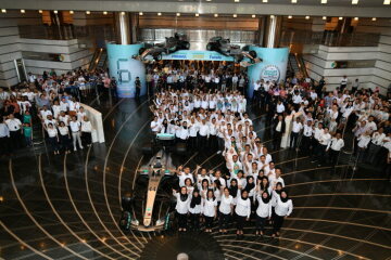 M224184 PETRONAS celebrates historic sixth consecutive Formula One™ World Championship double with Lewis and Valtteri