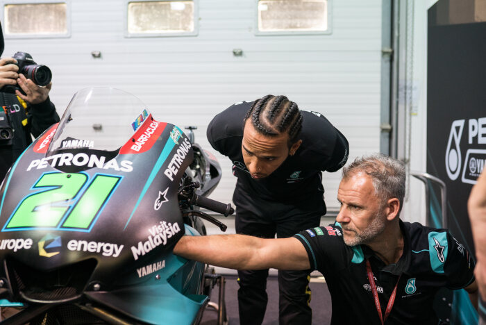 M185882 Lewis visits PETRONAS YSRT at the 2019 Qatar MotoGP™