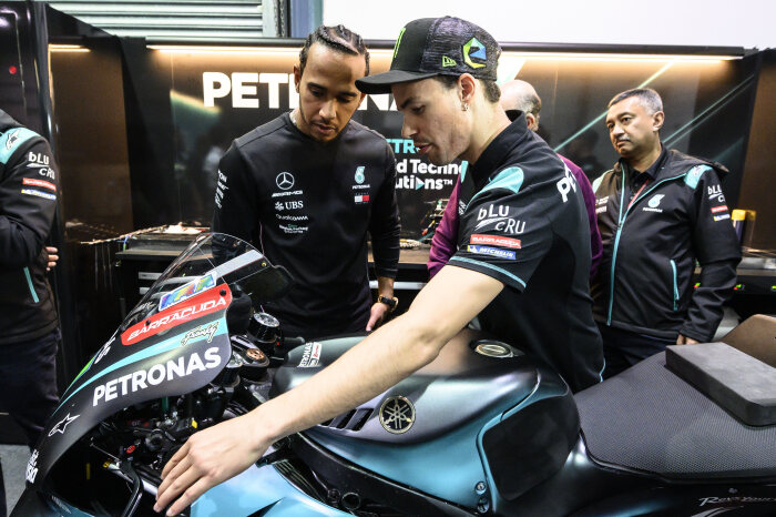 M185885 Lewis visits PETRONAS YSRT at the 2019 Qatar MotoGP™
