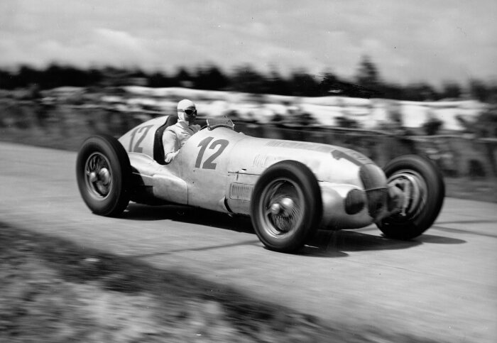 M204769 Rudolf Caracciola at the wheel of the Mercedes-Benz W 125 in the 1937 German GP