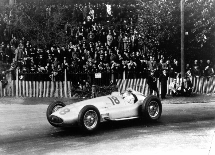 M204783 Hermann Lang behind the wheel of the Mercedes-Benz W 154 at the 1939 Pau GP