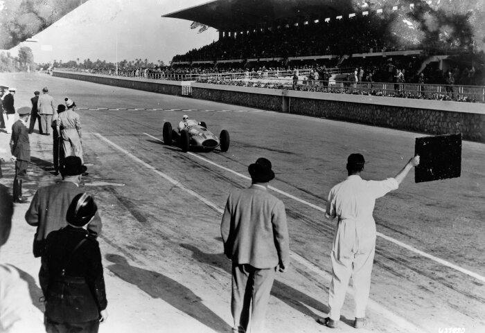 M204789 Hermann Lang behind the wheel of the Mercedes-Benz W 165 at the 1939 Tripoli GP